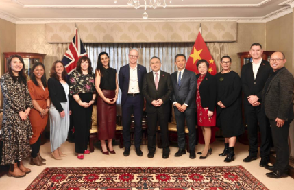 王小龙大使会见惠灵顿维多利亚大学校长